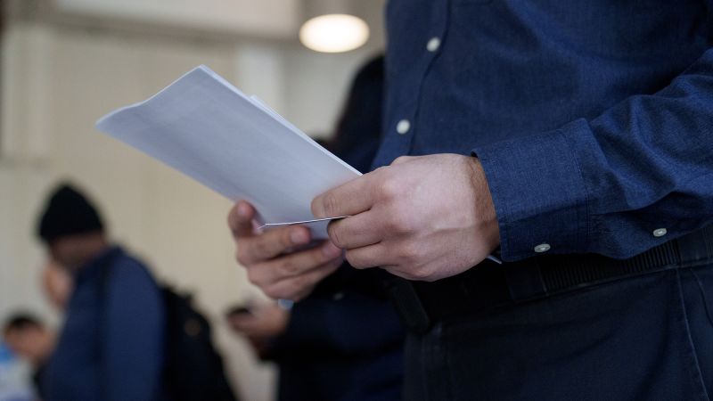 US Jobless Claims Plummet to Lowest Level Since September 2022