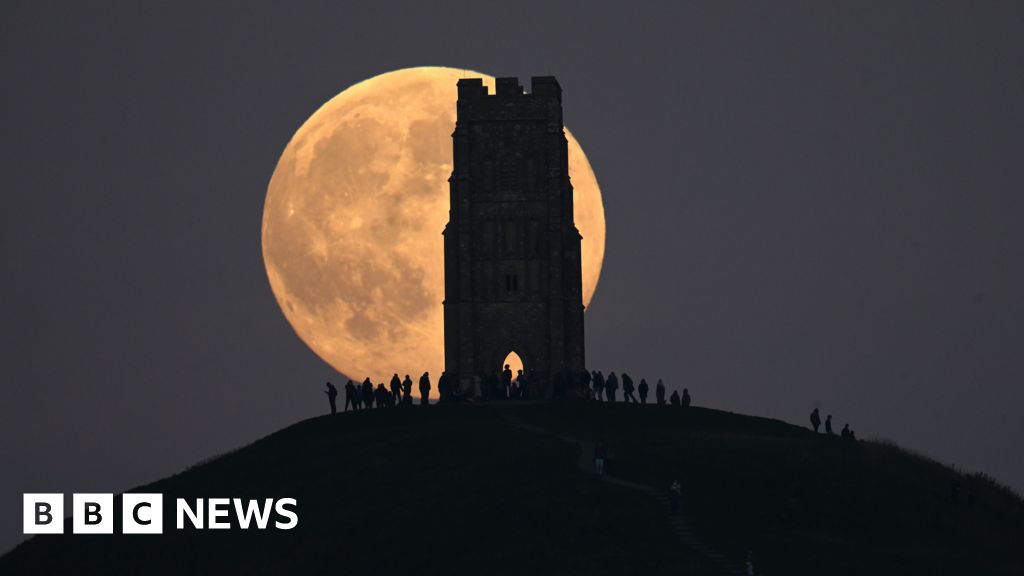 Featured image for Catch the Last Supermoon of 2024: The Beaver Moon Peaks Tonight