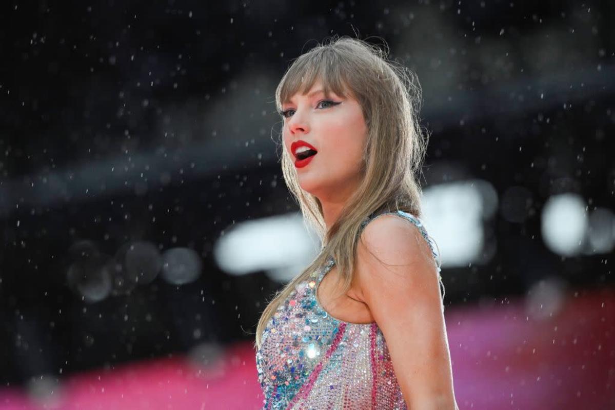 Featured image for Taylor Swift's Ex Stuns on Red Carpet with Personal Announcement