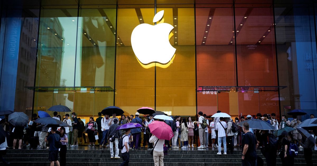Apple's Disappointing Holiday Forecast Sends Shares Slipping