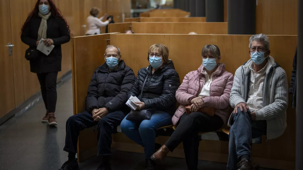 Featured image for "Spain Reinstates Mandatory Face Masks Amid COVID Worries"