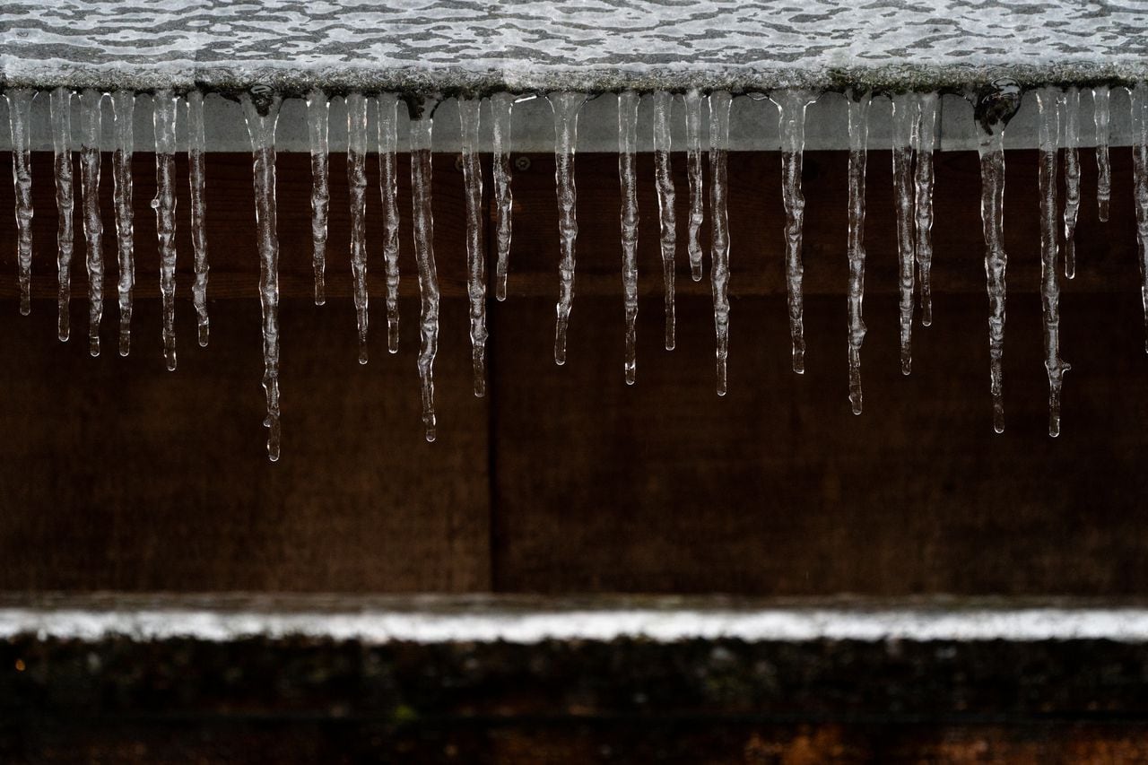 "Oregon Storm: Freezing Rain, Electrocution, and Closures - What You Need to Know"
