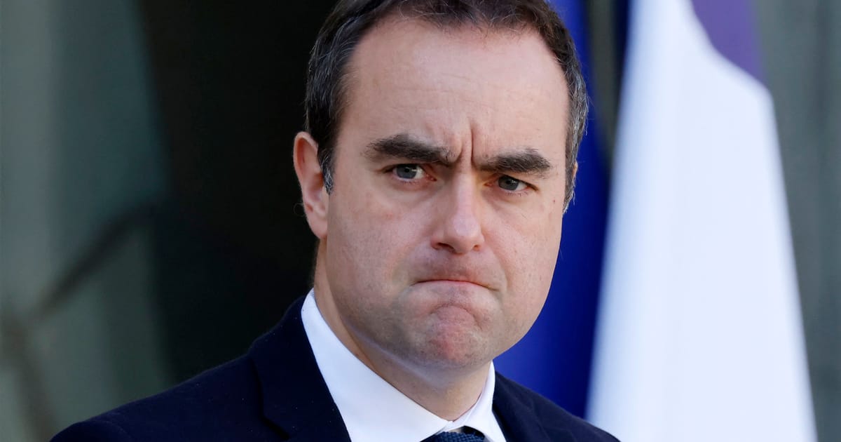 Featured image for Fitch Downgrades France’s Credit Rating Amid Political Unrest