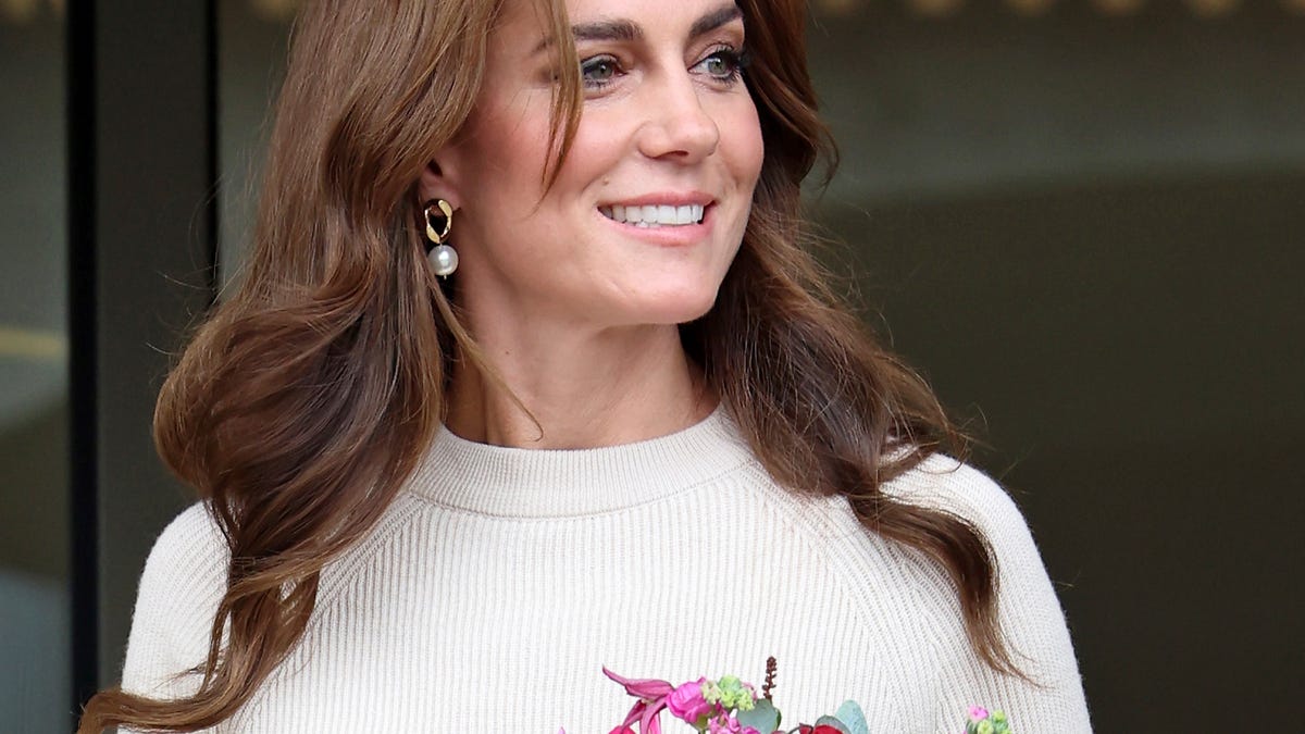 Featured image for Kate Middleton's Instagram Return and Mother's Day Photo After Abdominal Surgery