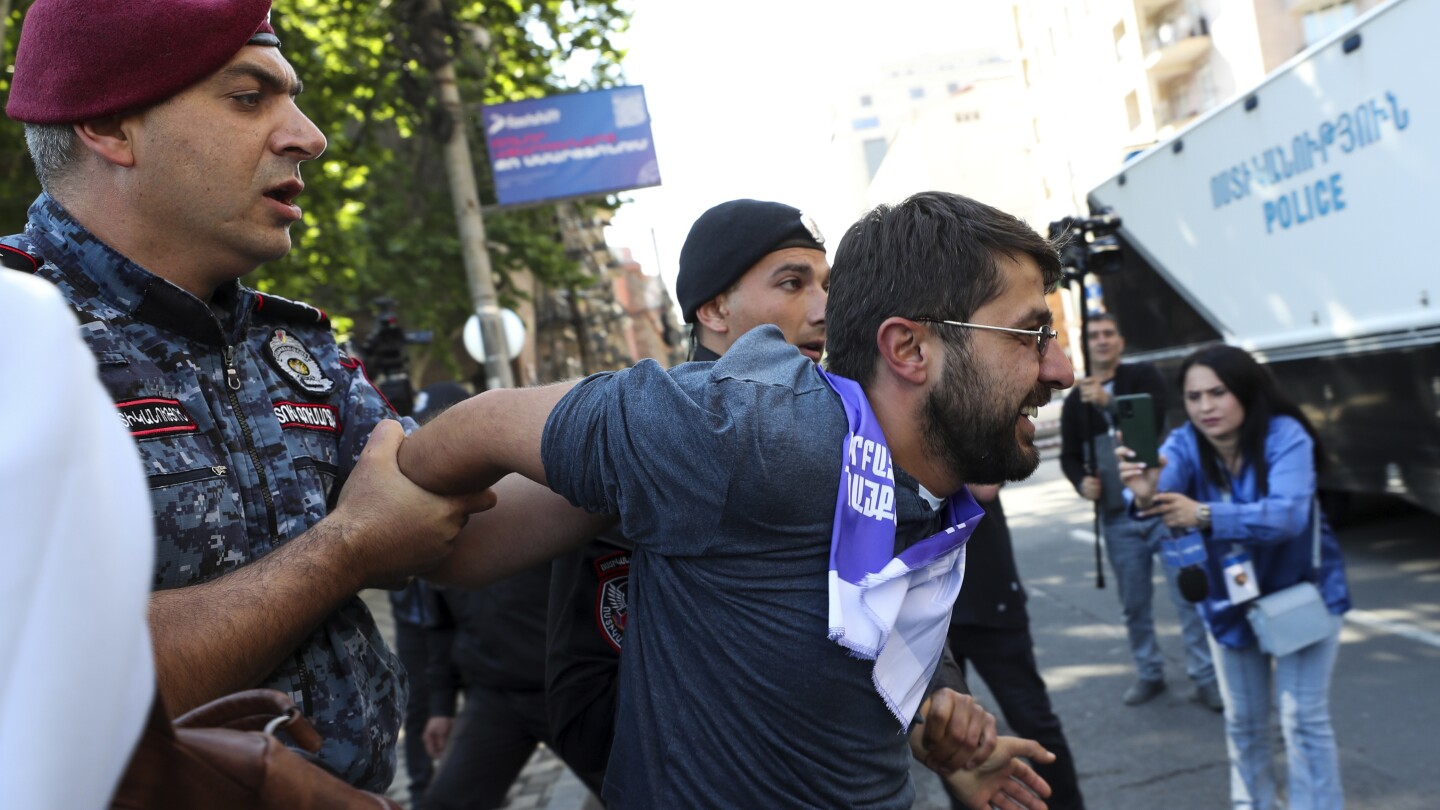 Mass Protests in Armenia Demand PM's Resignation, Hundreds Detained
