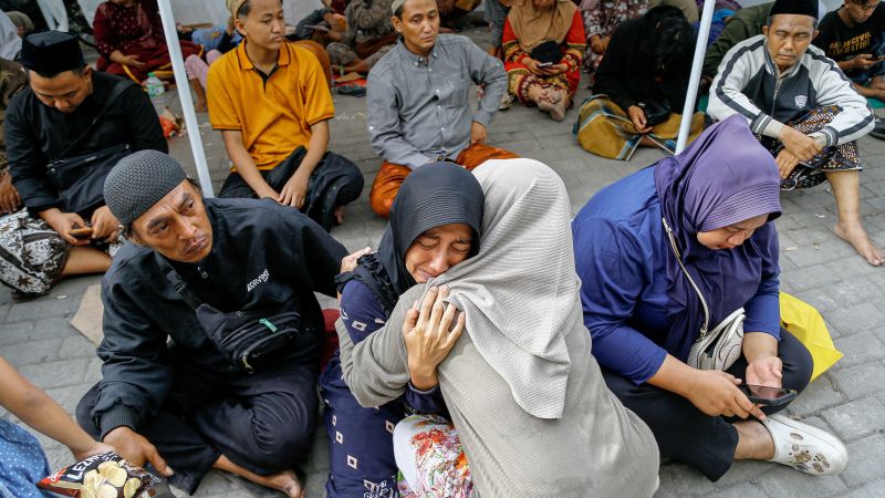 Featured image for Rescue Efforts Continue as Hope Dims for Survivors in Indonesian School Collapse