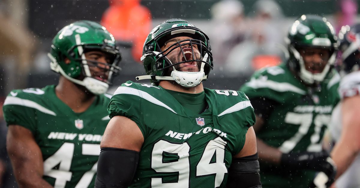 "Jets Secure Offensive Line with Signing of Tyron Smith from Cowboys"