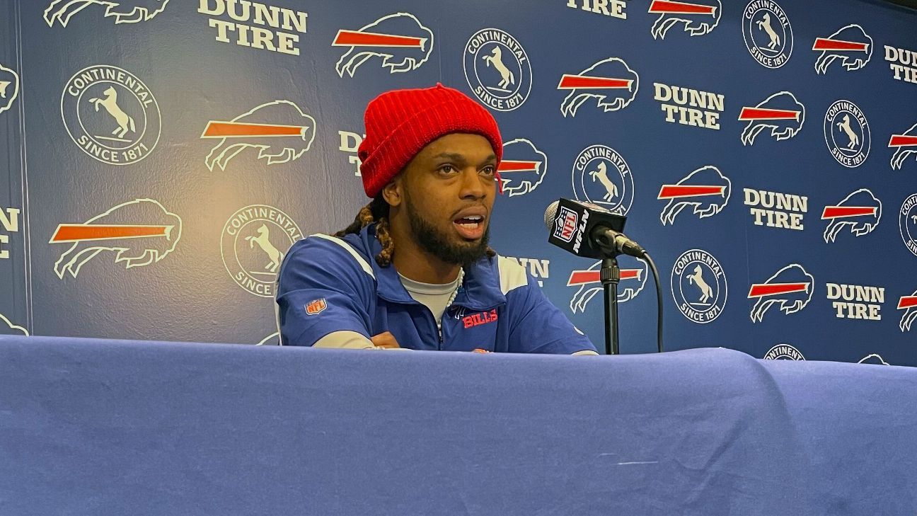 Bills' Damar Hamlin wins 2023 George Halas Award.