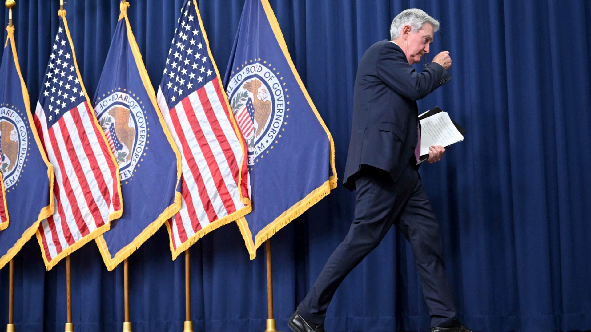 Experts Predict Extended Fed Hold and Impending Recession