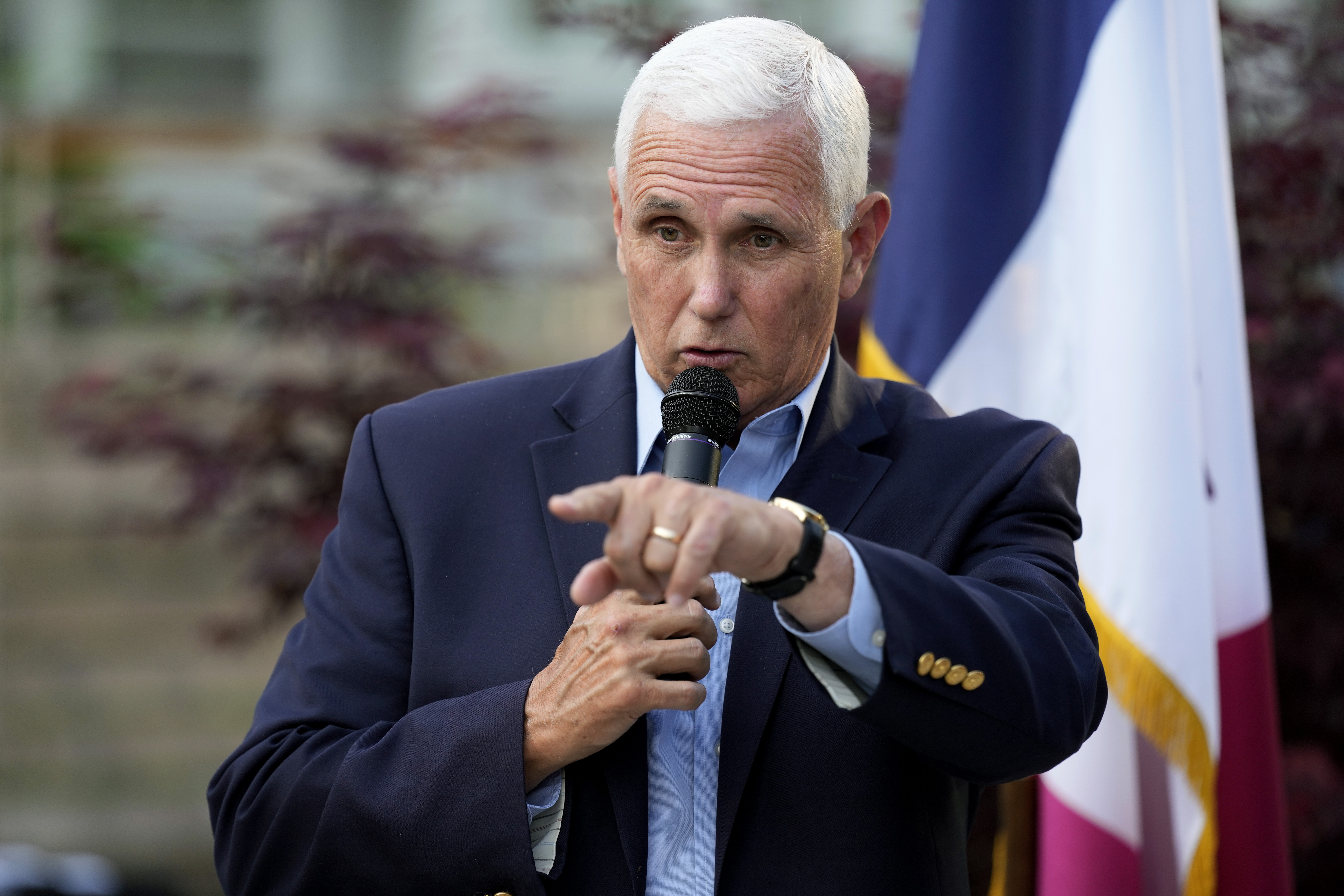DOJ clears Pence in classified documents investigation, Trump reacts.