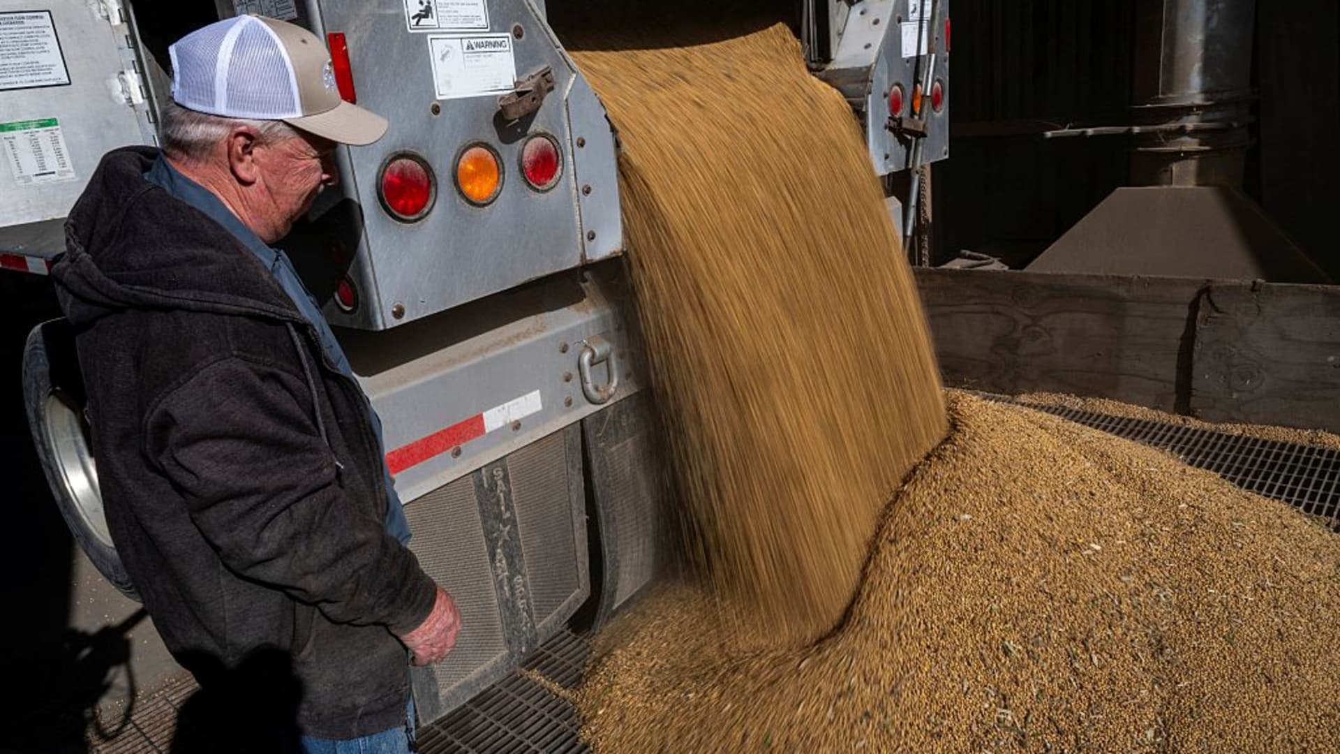 Featured image for US Soybean Farmers Face Crisis Amid China Trade Dispute