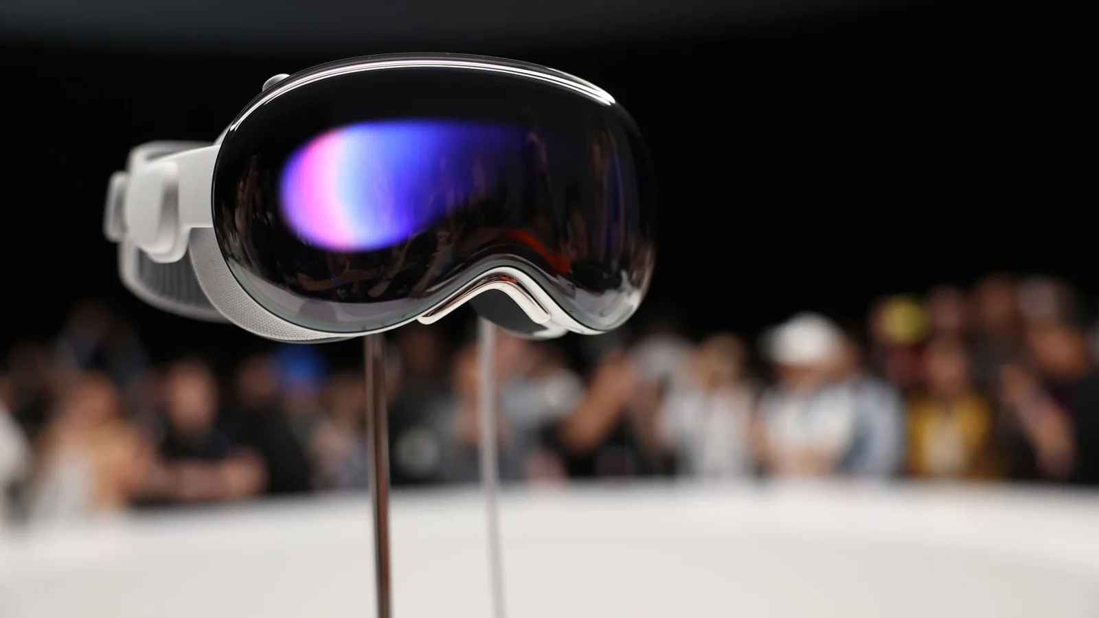 Jim Cramer weighs in on Apple's Vision Pro headset pricing.