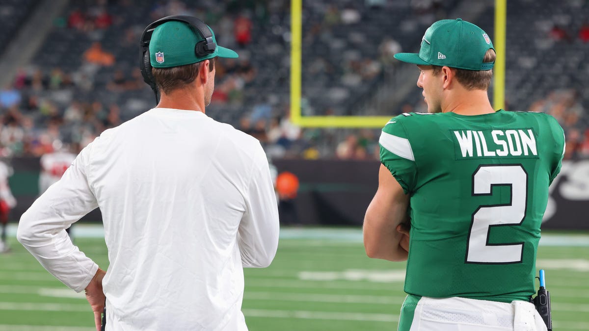 "Fantasy Football Week 16: Start, Sit, and Waiver Wire Picks"