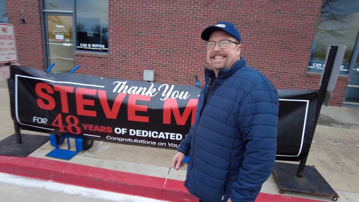 Iowa Man Marks Retirement Following 48-Year Tenure at Local Hy-Vee