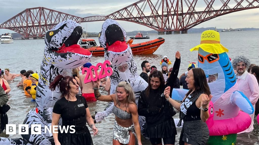 Featured image for 2026 Loony Dook: Crowds Brave Freezing Firth of Forth for New Year's Dip