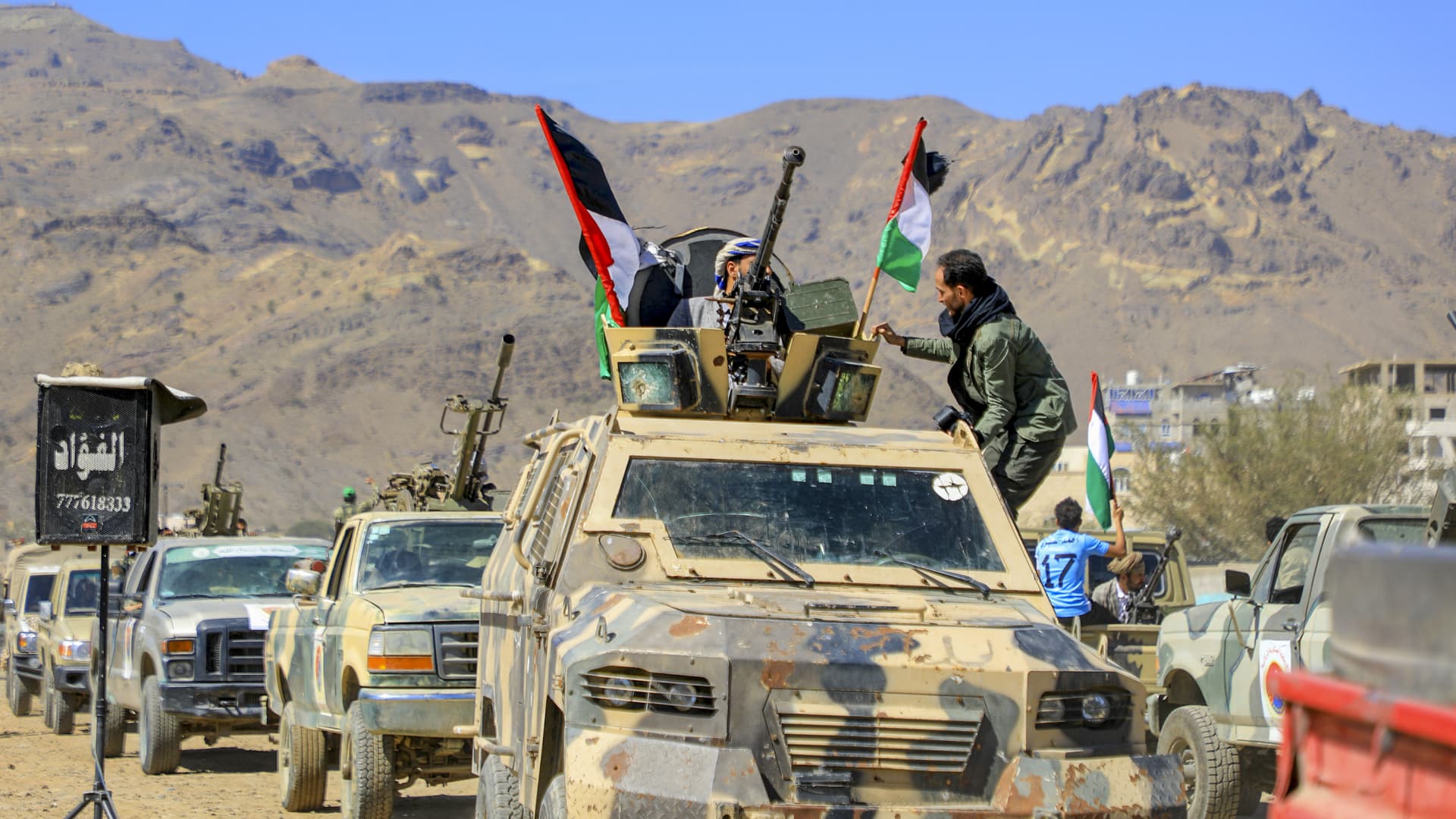 "Houthi Attacks Escalate Tensions in Yemen, Prompting US Investigation and Cargo Ship Evacuation"