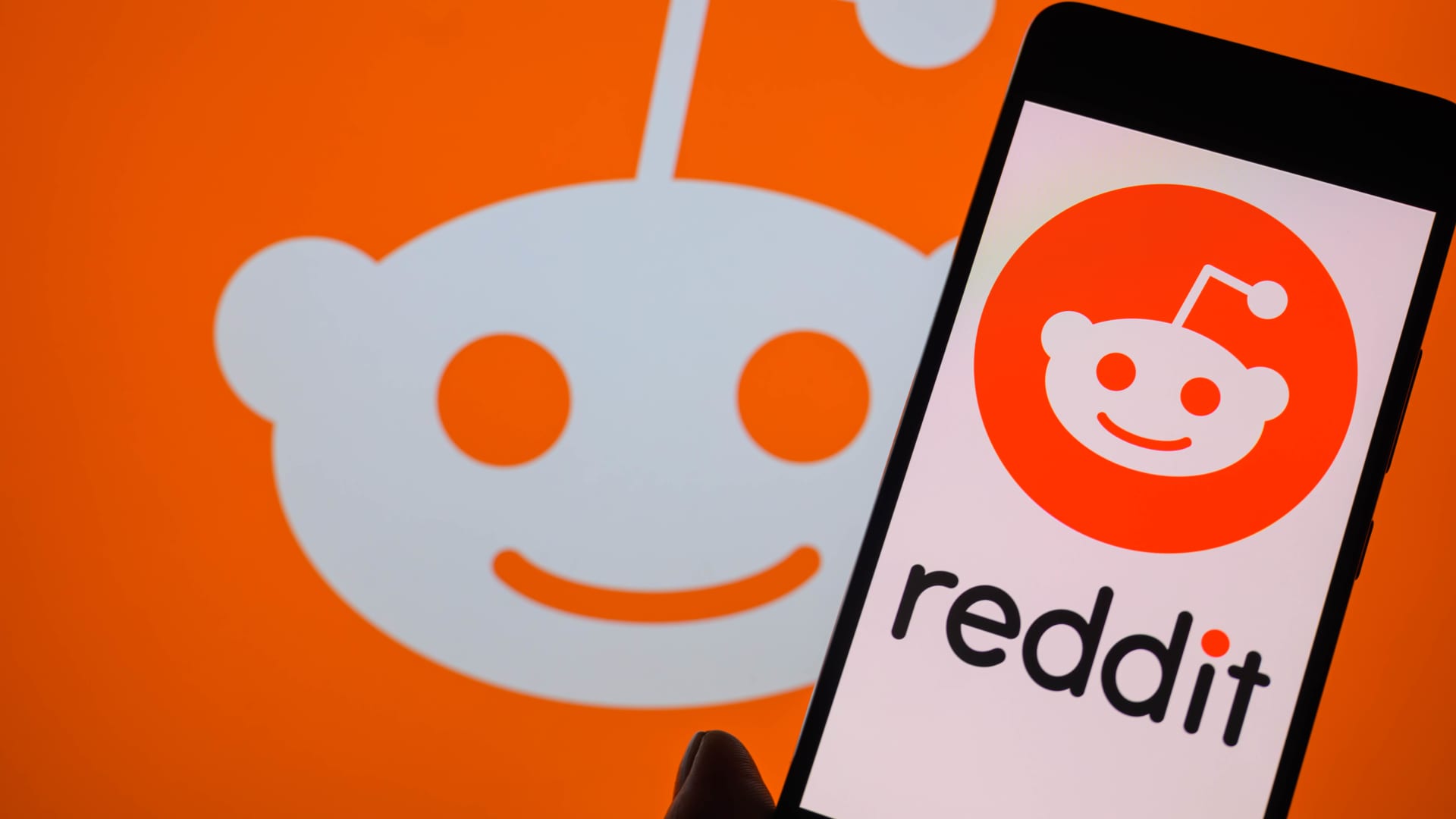 "Reddit Investor Tom Sosnoff Advocates for Unique 'Pure Social Media' IPO"