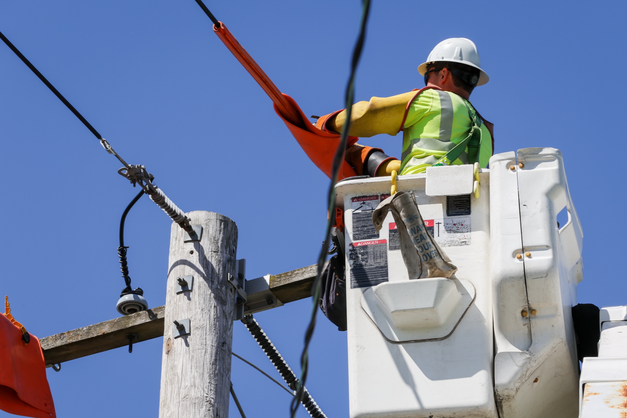 Featured image for AI and Data Centers Drive Up Electricity Bills, Prompting Solar Power Solutions