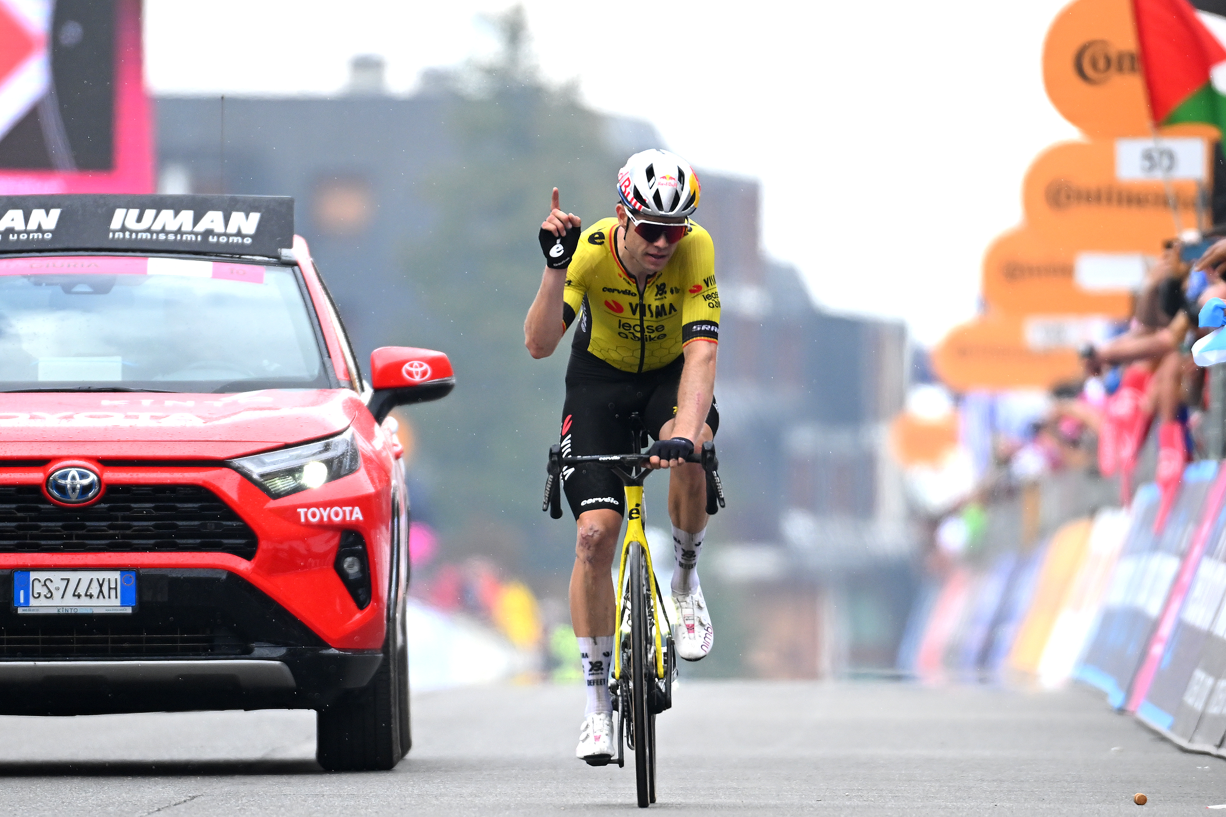 Featured image for Simon Yates Clinches Giro d'Italia Victory After Grueling Finestre Ride