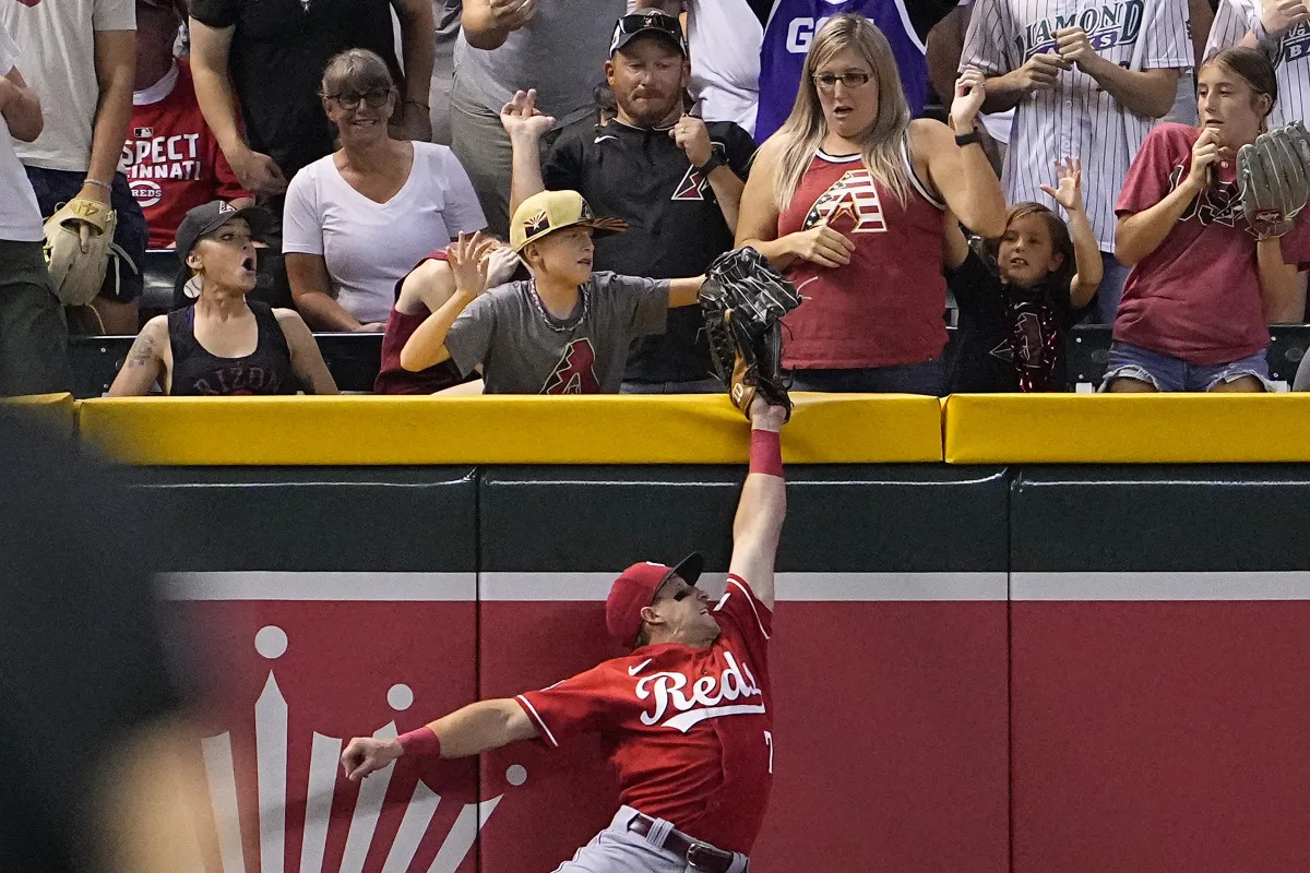 Featured image for Fan Interference Costs Diamondbacks' Pham a Home Run, Child Involved