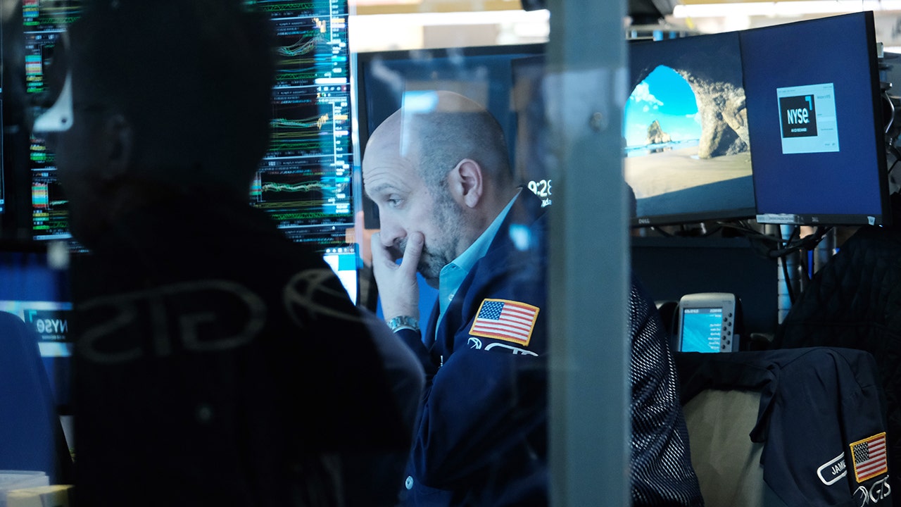 Morgan Stanley warns of potential bear market collapse due to bank turmoil.