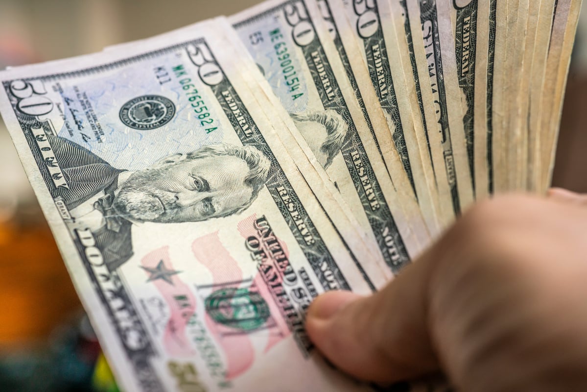 Featured image for "5 Dividend Stocks: Turn $2,500 Into Super Safe 7% Annual Passive Income"