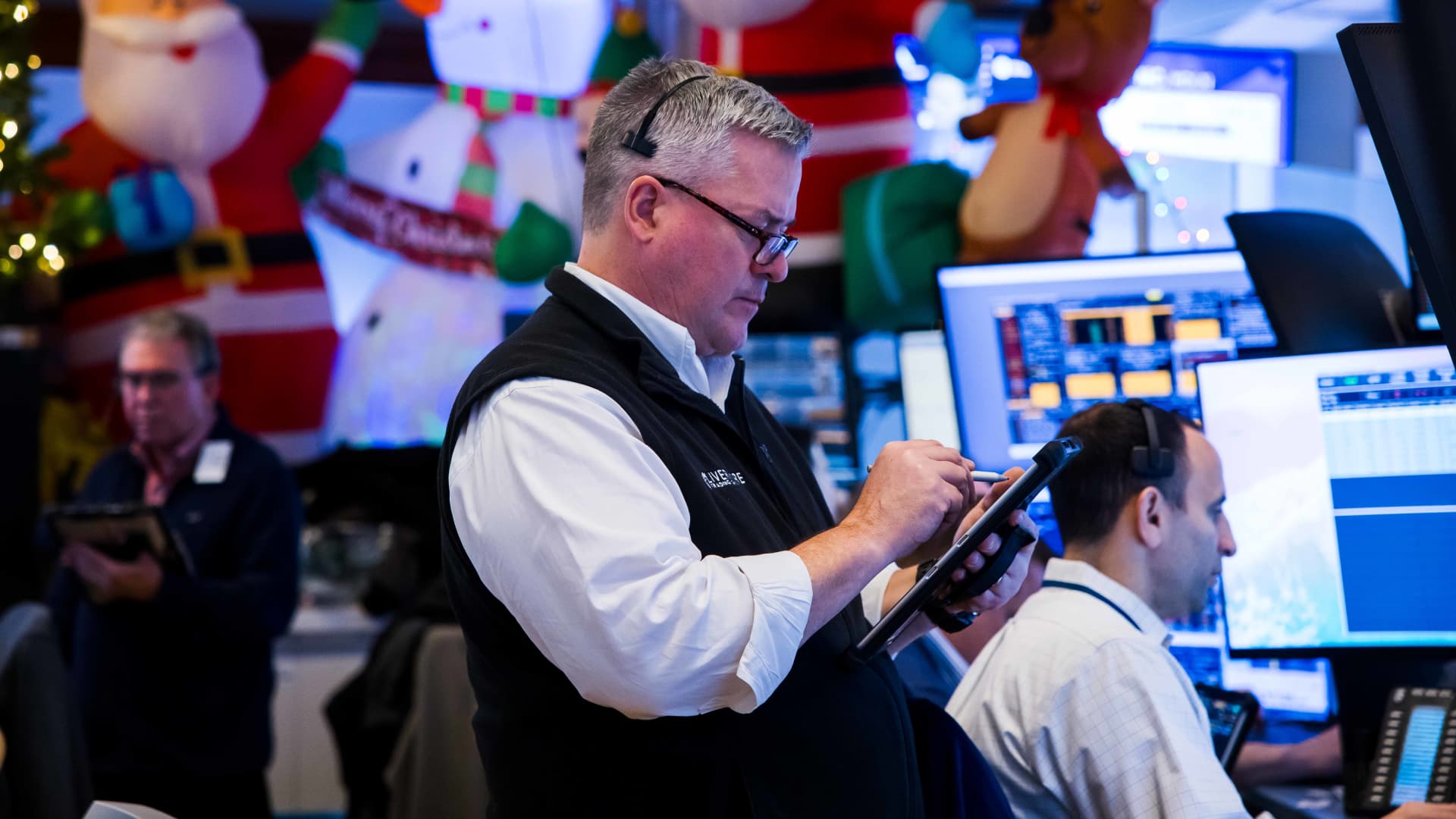 Featured image for Stocks Near Record Highs as Markets Rally and Data Looms