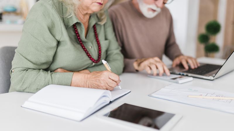 "Americans' Retirement Savings Struggle Amid Inflation and Financial Challenges"