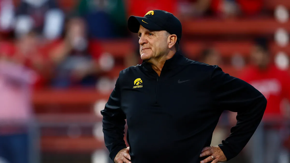 "Phil Parker Named Top Assistant Coach, Mike Bobo Honored at Broyles Award Ceremony"