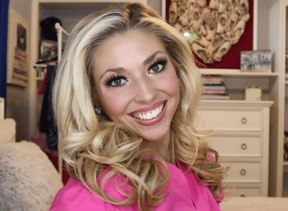 "Ex-Cowboys Cheerleader Victoria Kalina Stuns in Workout Gear"