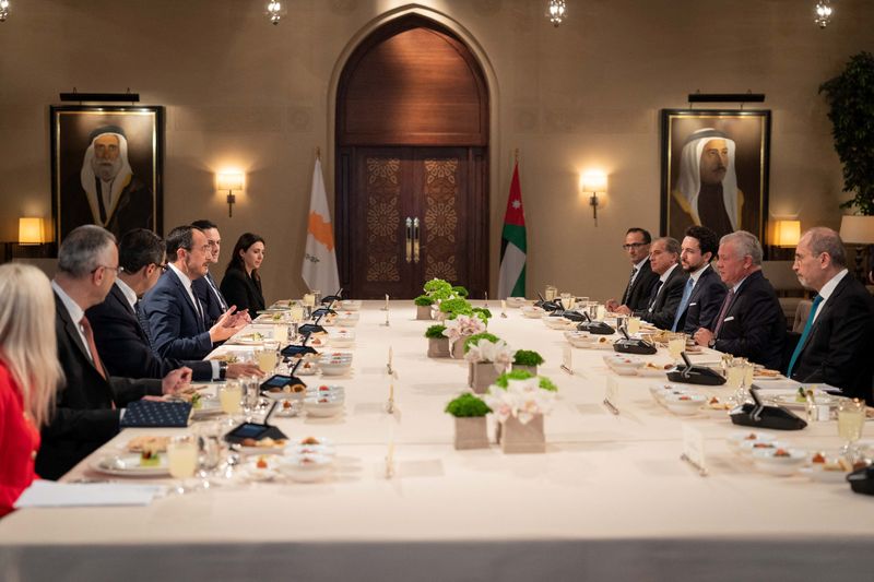 "King Abdullah Urges Global Condemnation of Forced Palestinian Expulsion"