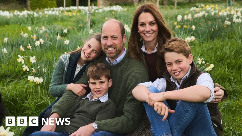 Featured image for William and Kate Share Festive Family Christmas Card