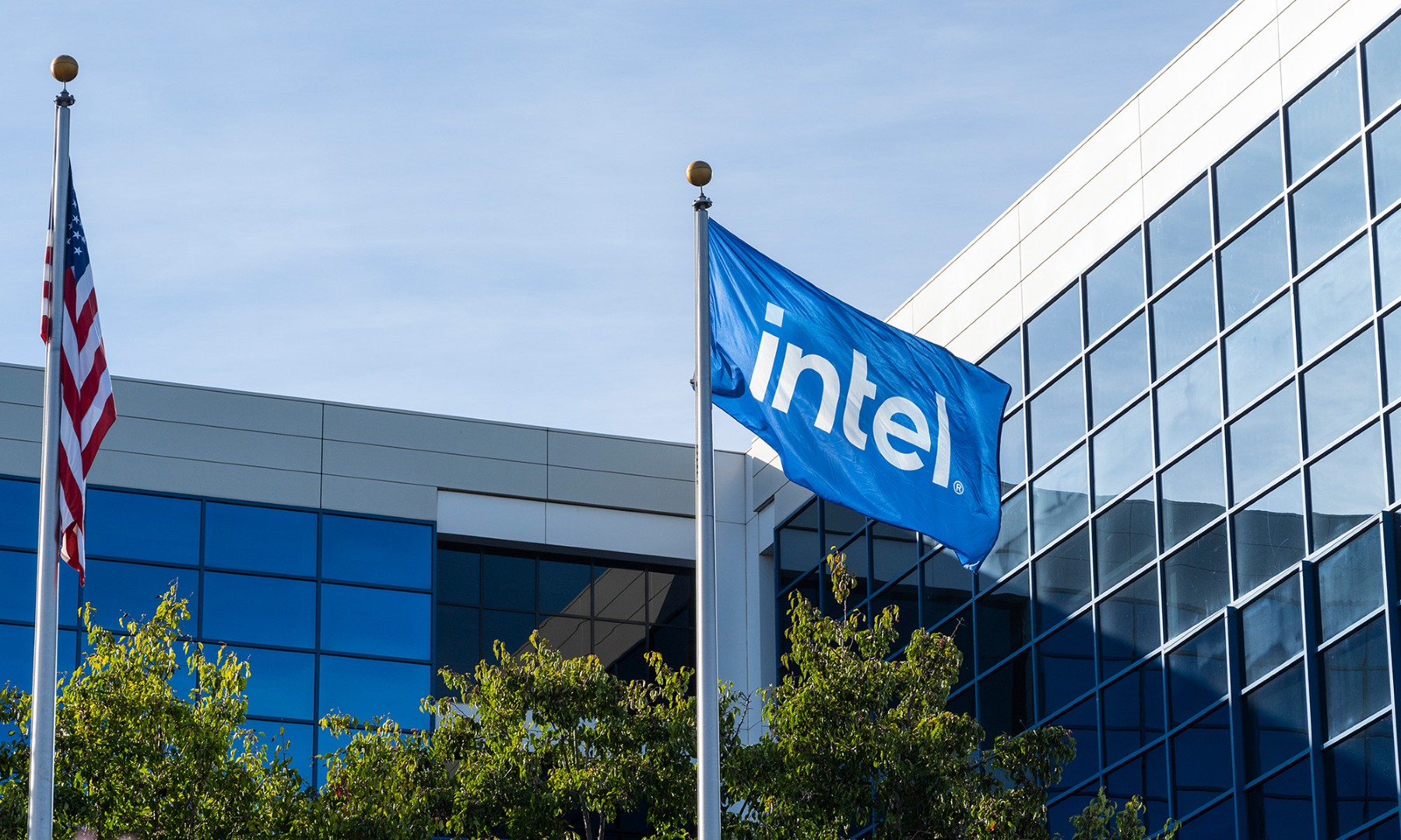 Featured image for Intel's Recent Gains and Ongoing Challenges for Investors