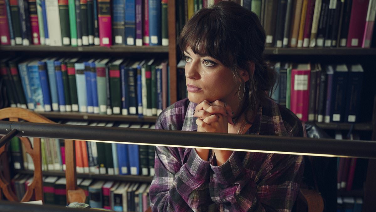 "Sex Education's Final Season Trailer Teases Otis and Maeve's Relationship and Introduces a Rival Sex Therapist"