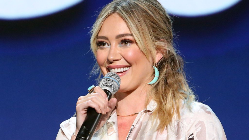 Featured image for "Lizzie McGuire Reboot Writer Reveals Controversial Plot Points"