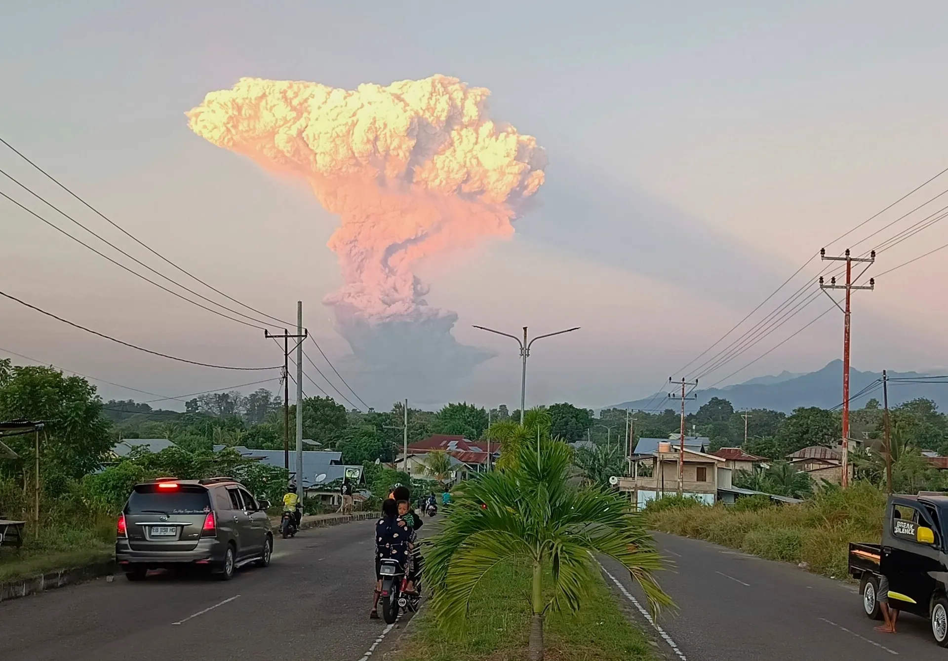Featured image for Volcanic Eruption in Indonesia Causes Flight Cancellations and Evacuations