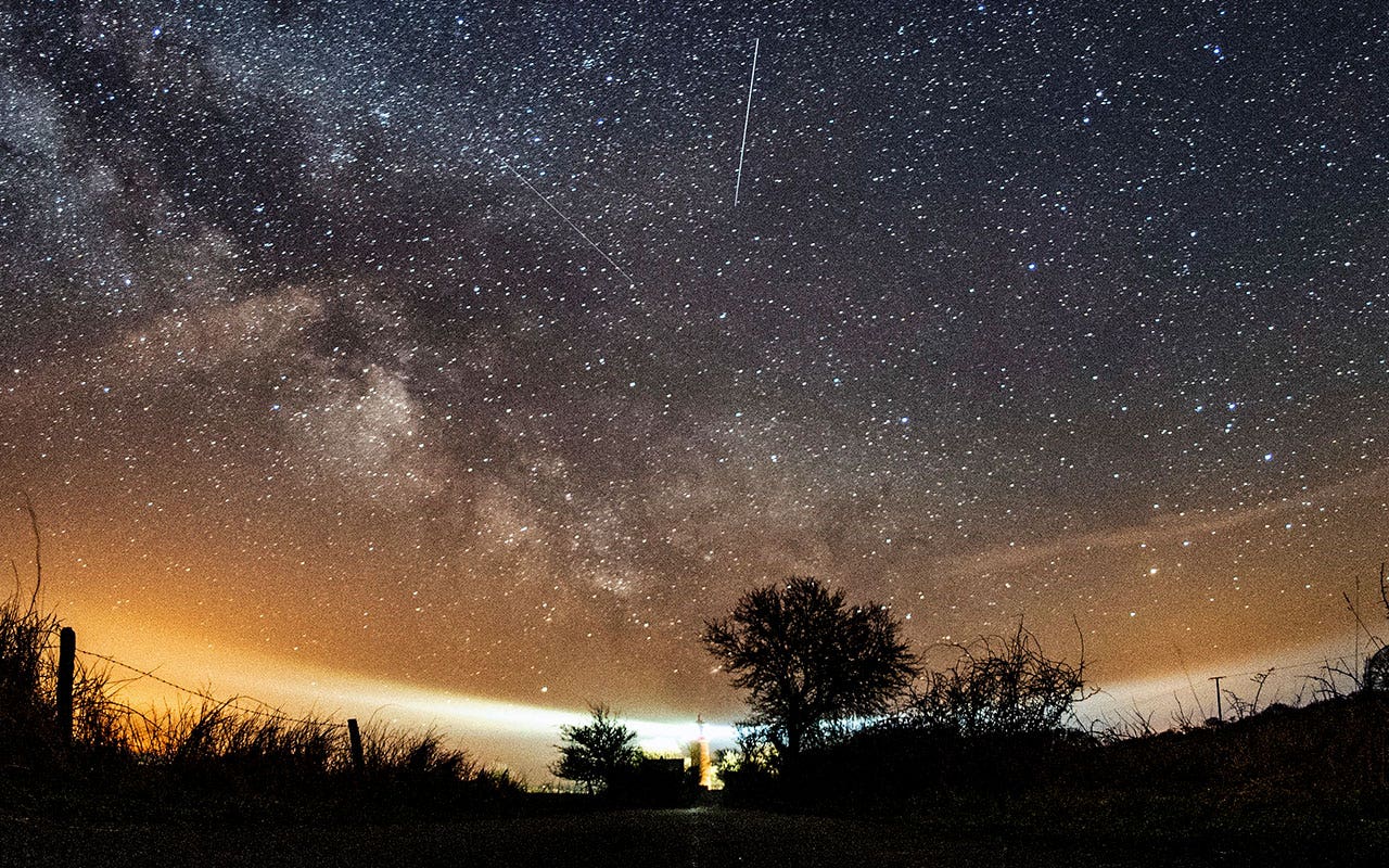 Featured image for "2024 Lyrid Meteor Shower: Peak Viewing Tips and Best Places to Watch"