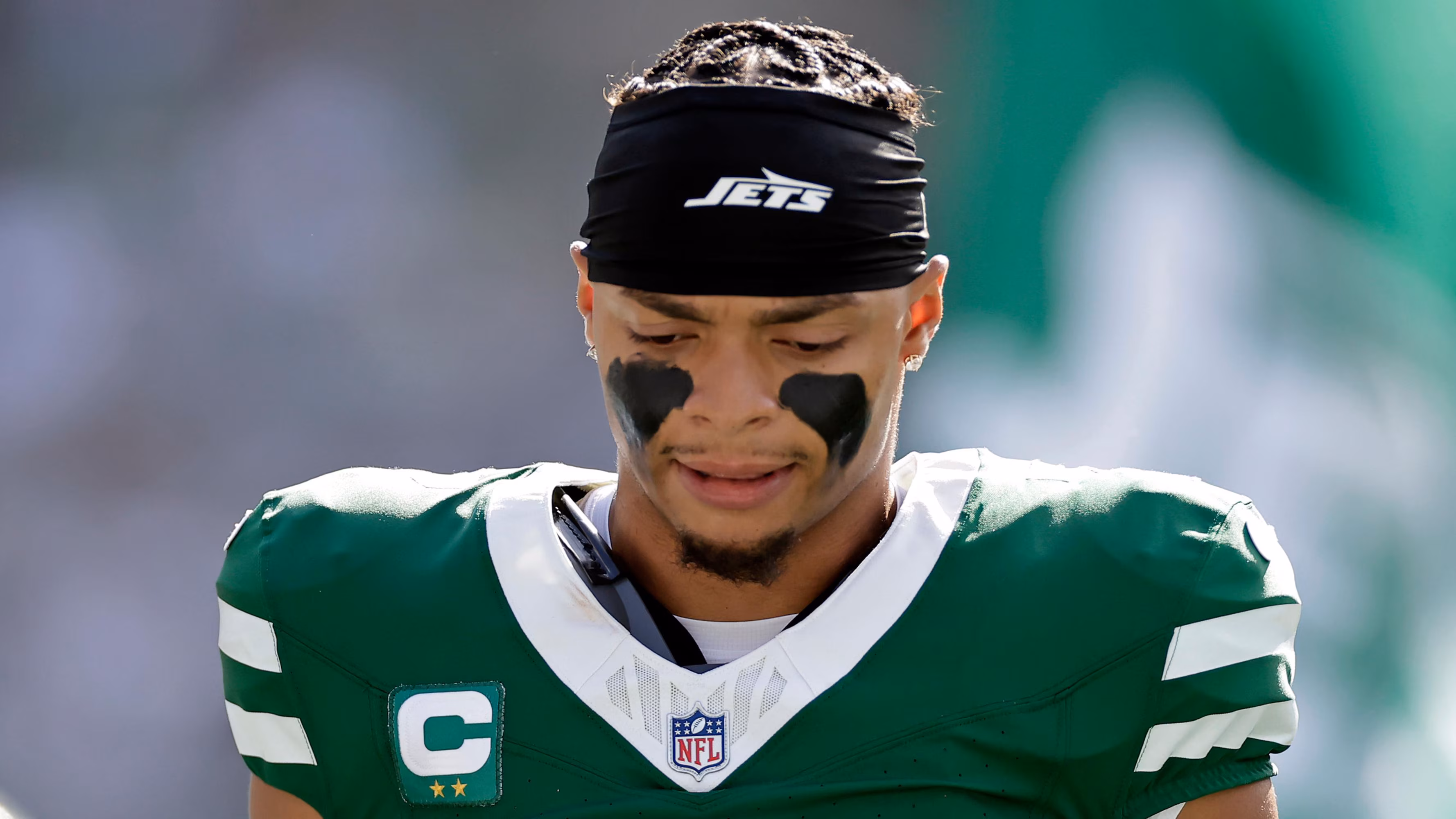 Featured image for Jets Owner Woody Johnson Criticizes Justin Fields Amid Season Struggles