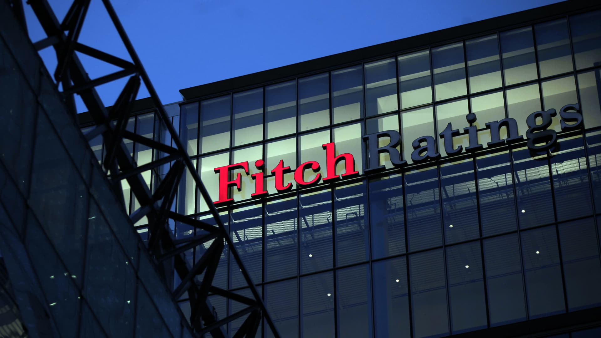 Featured image for Fitch's Warning: Potential Downgrades Loom for Major Banks, JPMorgan Chase Included