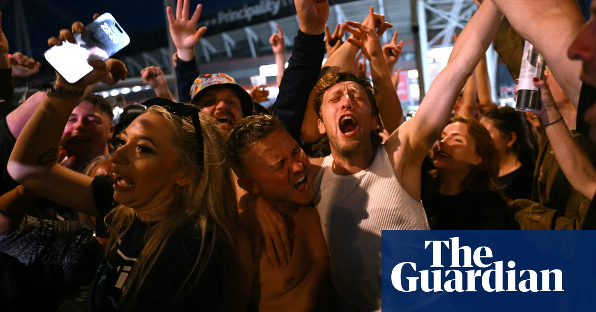 Featured image for Oasis Reunites for First Tour in 16 Years to Rave Reviews