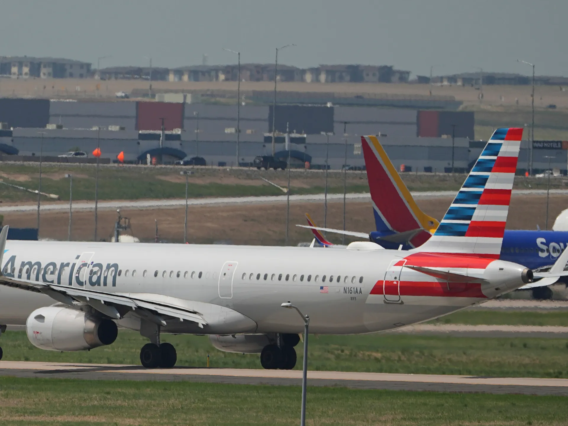 Airlines Cancel Middle East Flights Amid US-Iran Tensions