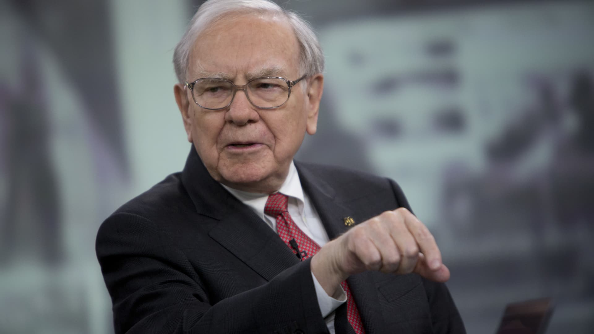 "Warren Buffett's Gold Disdain Challenged as Costco's Gold Bar Sales Soar"