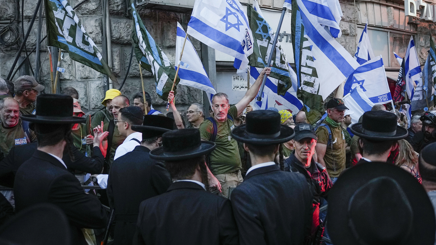 "Massive Israeli Protest Calls for Change Amid Conflict"