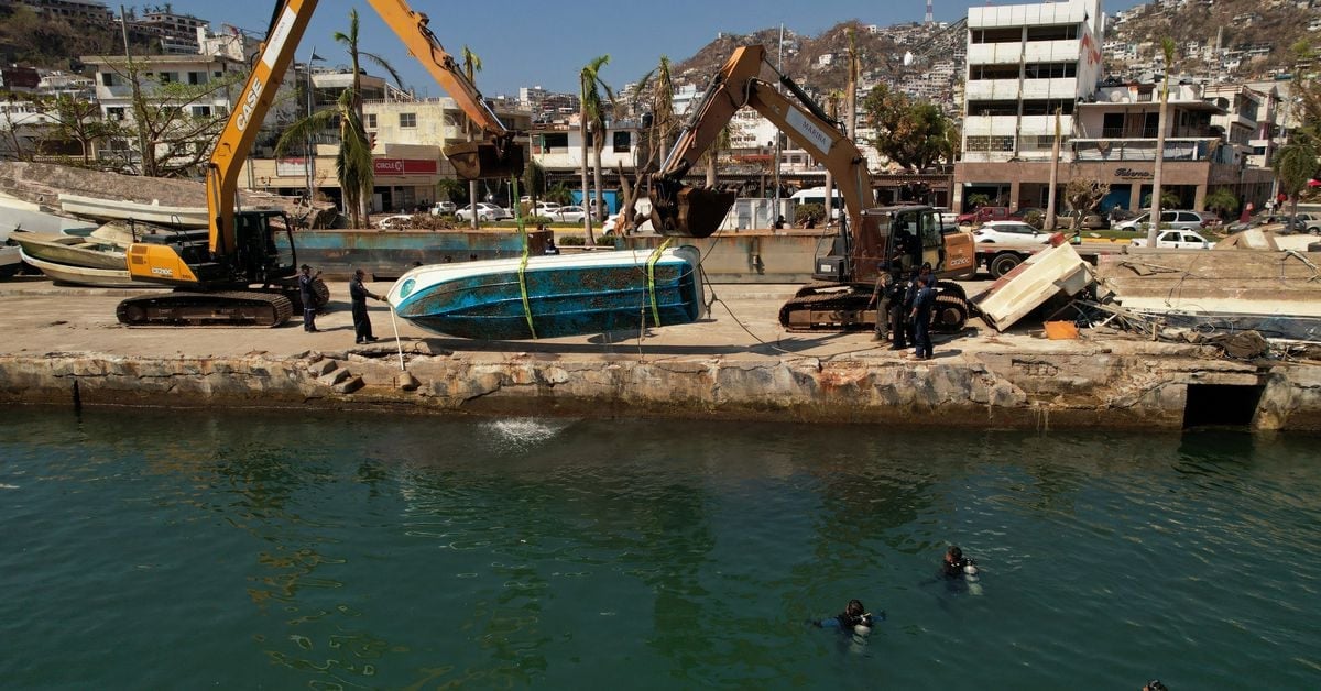 Featured image for "Desperate Search Continues for Missing Acapulco Sailors Amidst Growing Frustration"