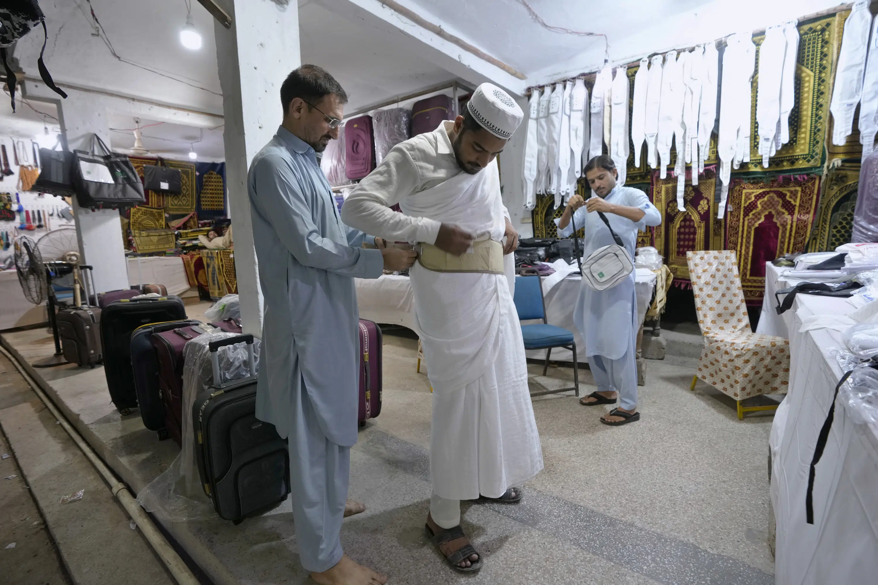 Hajj Struggles Amid Inflation, Economic Crises, and Climate Change Challenges.
