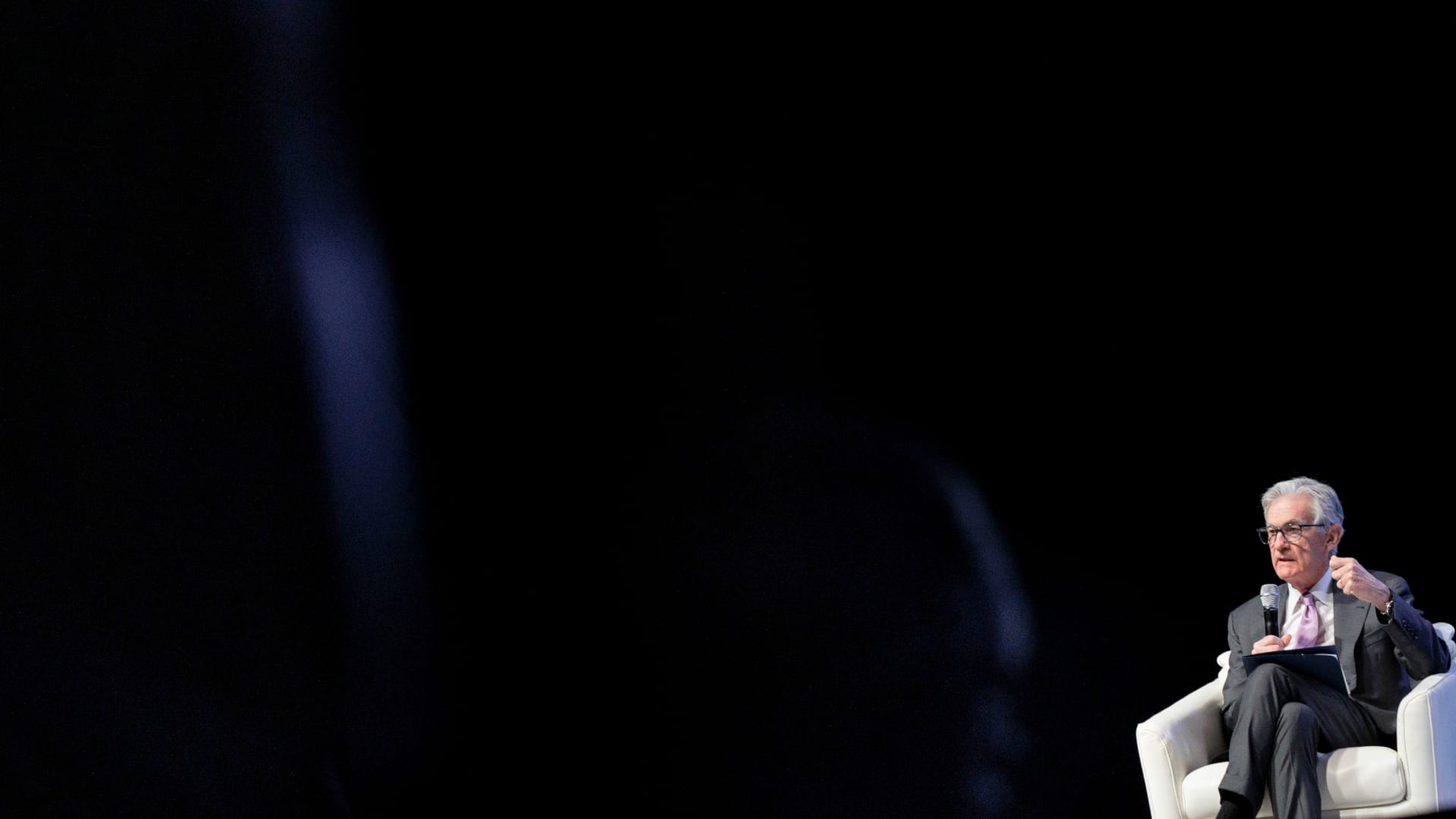 Powell Signals Cautious Approach to Rate Cuts Amid Strong Economy
