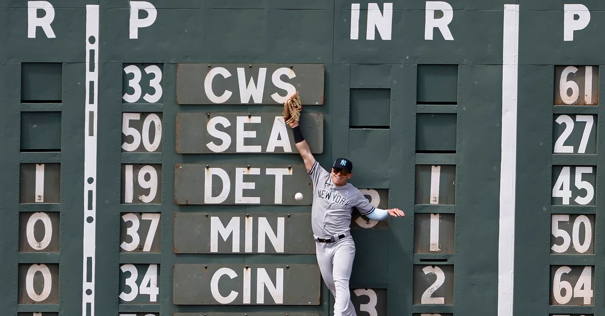 Yankees suffer doubleheader sweep by Red Sox.