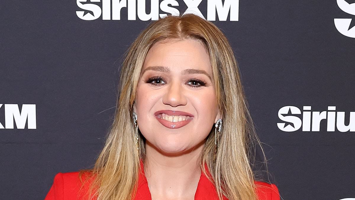 Featured image for Kelly Clarkson Firm on Banning Social Media for Kids Until Adulthood