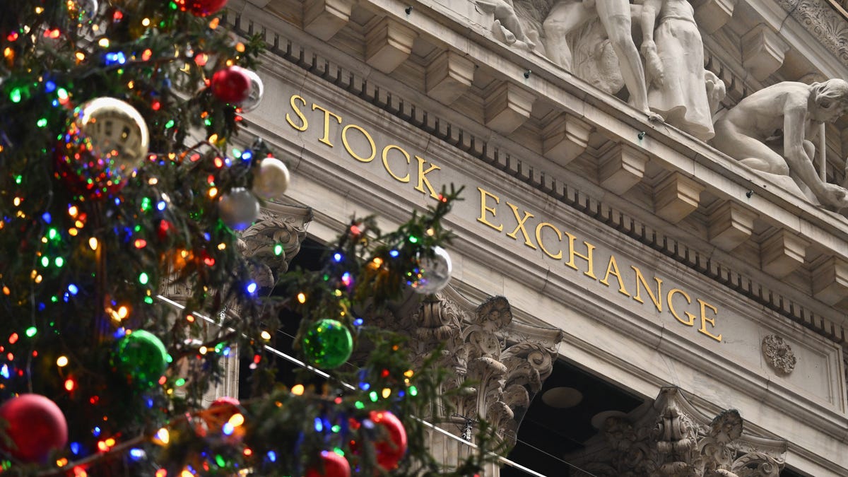 "Federal Reserve's Rate Cut Signals Propel Dow Jones to Record High"