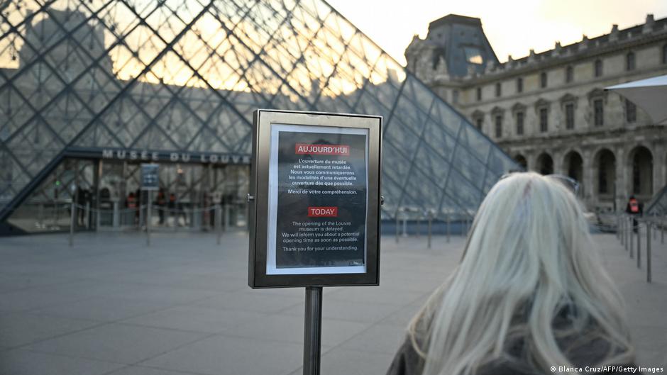 Featured image for Louvre Closes Temporarily Due to Staff Strike Over Working Conditions